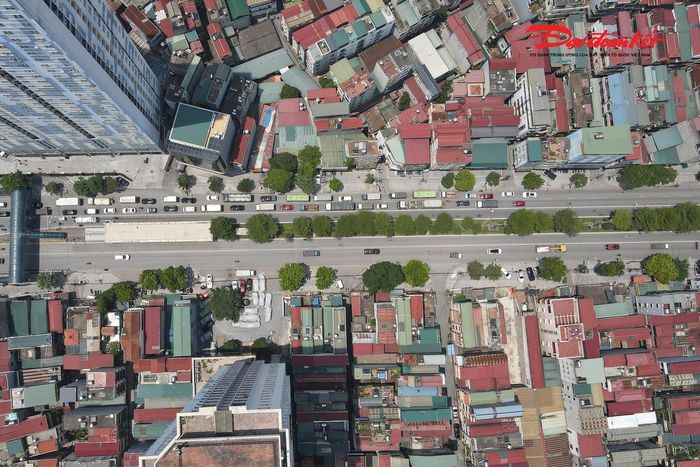 Tổng chiều dài cầu vượt và đường dẫn khoảng 1km. Công trình được kỳ vọng góp phần tách dòng phương tiện đi thẳng trên trục Lê Trọng Tấn - Văn Khê khỏi dòng xe lưu thông tại nút giao phía dưới, qua đó giảm xung đột giao thông và hạn chế tình trạng ùn tắc.