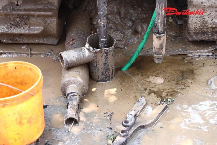 Đường kính khoan tối đa 152mm, đường kính cần khoan 42mm.