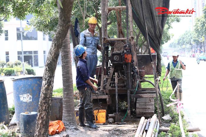 Trên đường Lê Trọng Tấn, đơn vị thi công thực hiện 7 lỗ khoan nằm giữa dải phân cách, đoạn từ ngõ 9 đến ngõ 2; thêm một lỗ khoan tại khu vực dải phân cách bị thu hẹp, đối diện số 4 đường Lê Trọng Tấn.