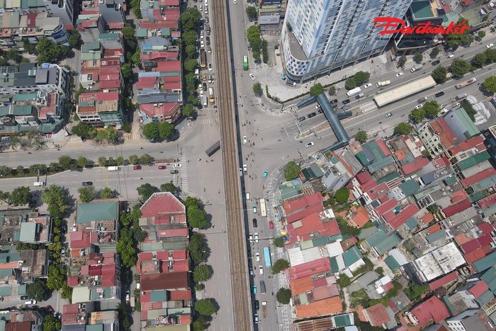Việc khảo sát địa chất được xem là bước quan trọng trước khi triển khai thiết kế chi tiết và thi công các hạng mục cầu, đường dẫn, giúp xác định điều kiện nền đất, từ đó đưa ra phương án xử lý móng và kết cấu công trình phù hợp.