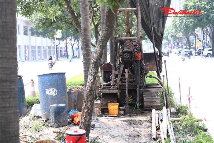 Ghi nhận của PV Báo Đại đoàn kết, sáng 12/8, công nhân đang triển khai máy móc, thiết bị khoan xuống lòng đường để lấy mẫu, thu thập các thông số địa chất. Theo anh Mai Thanh Nam, Công ty Cầu lớn - Hầm, công tác khoan khảo sát nhằm thu thập các thông số kỹ thuật cần thiết, phục vụ việc thiết kế và triển khai xây dựng hạ tầng, đặc biệt là các hạng mục trụ cầu vượt.