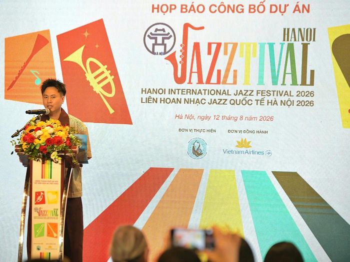 Nhạc sĩ Dương Cầm – Tổng đạo diễn chương trình giới thiệu về dự án Hanoi Jazztival 2026.