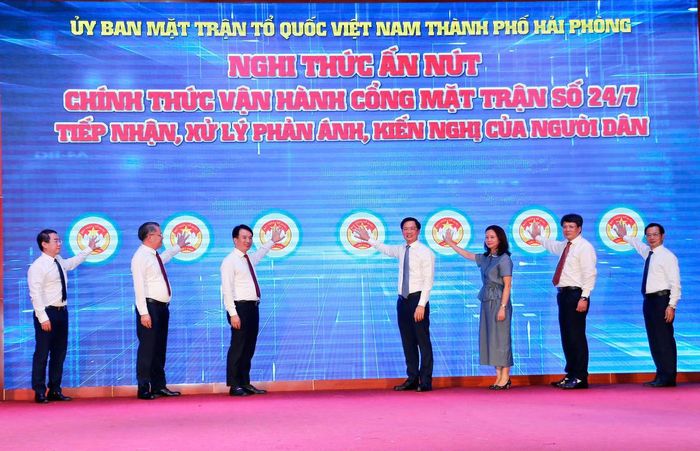 Lãnh đạo MTTQ Việt Nam TP Hải Phòng nhấn nút chính thức vận hành Cổng Mặt trận số 24/7 - "Tiếp nhận, xử lý phản ánh, kiến nghị của người dân". Ảnh: PT.