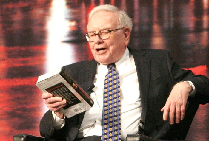  Warren Buffett dành nhiều giờ nghiên cứu tài liệu, báo chí và sách. Ảnh: CNBC. 