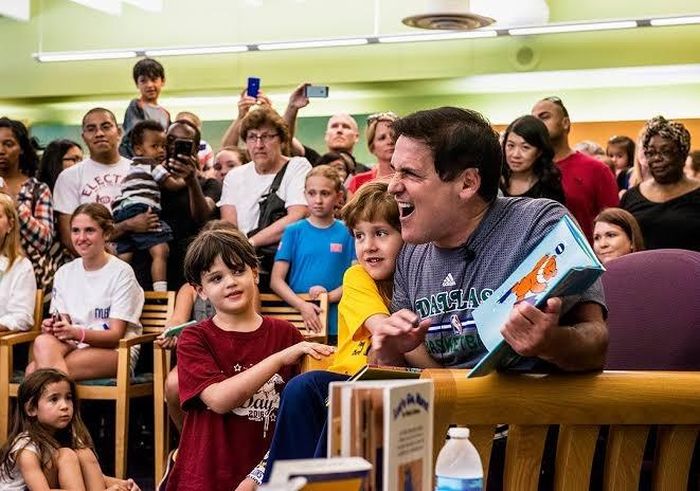  Mark Cuban thường xuyên tham gia các hoạt động về sách. Ảnh: Lake Highlands. 