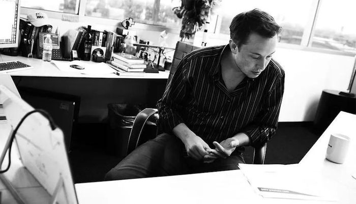  Elon Musk từng dành tới 10 giờ/ngày để đọc sách. Ảnh: Radical Reads. 