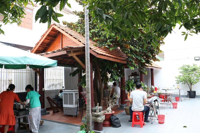 Khách hàng phải đi sớm nếu muốn thưởng thức hủ tiếu “biệt thự”.