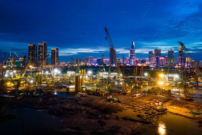  Từ khi khởi công vào tháng 4, công trường rộng 46,7 ha duy trì nhịp thi công khẩn trương cả ngày lẫn đêm. Hàng loạt máy móc hoạt động liên tục, đặc biệt vào ban đêm để đẩy nhanh tiến độ dự án. 