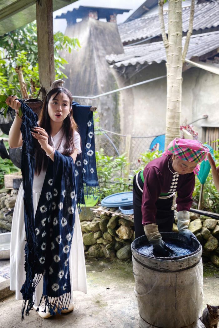 Maysaa dệt vải, nhuộm chàm, thử vẽ sáp ong trên vải và tìm hiểu nghệ thuật thổi khèn Mông của người dân địa phương.