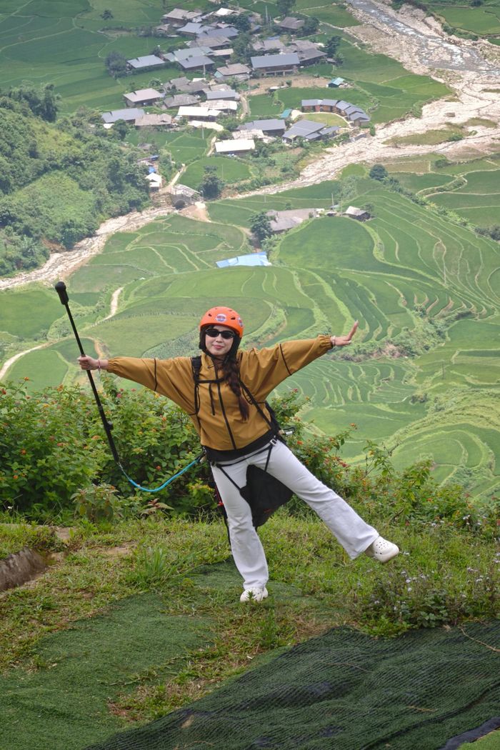 Maysaa bay dù lượn tại đèo Khau Phạ (xã Tú Lệ, tỉnh Lào Cai), phía dưới là những thửa ruộng bậc thang trải dài bất tận.