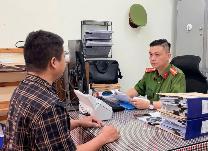 Đối tượng Nguyễn Tăng Tiến tại cơ quan công an. Ảnh: CACC.