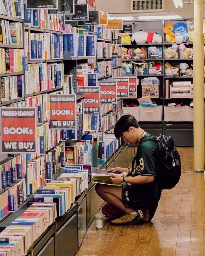 Gen Z đang đến hiệu sách và thư viện công cộng nhiều hơn trước. Ảnh: New York Times.