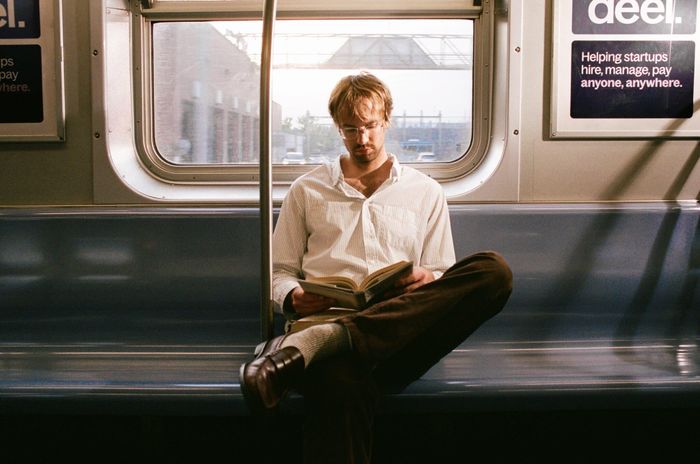Đối với Gen Z, đọc sách giấy là cách để họ "cai nghiện công nghệ số". Ảnh: New York Times.