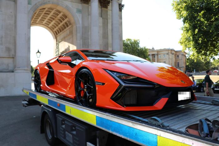  Lamborghini Revuelto là mẫu siêu xe đầu bảng của thương hiệu đến từ Italy. Sở hữu cấu hình hybrid, cỗ máy tốc độ này có thể sản sinh công suất tối đa 1.015 mã lực. Mức giá bán lại trên thị trường xe cũ của Revuelto vào khoảng 660.000 USD. 