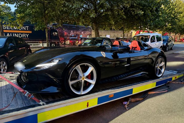  Nổi bật nhất là siêu xe Ferrari Monza SP2 với giá trị lên đến hơn 5 triệu USD. Theo cảnh sát, chiếc xe chỉ mới có mặt tại Anh được 1 ngày trước khi bị dừng kiểm tra. 