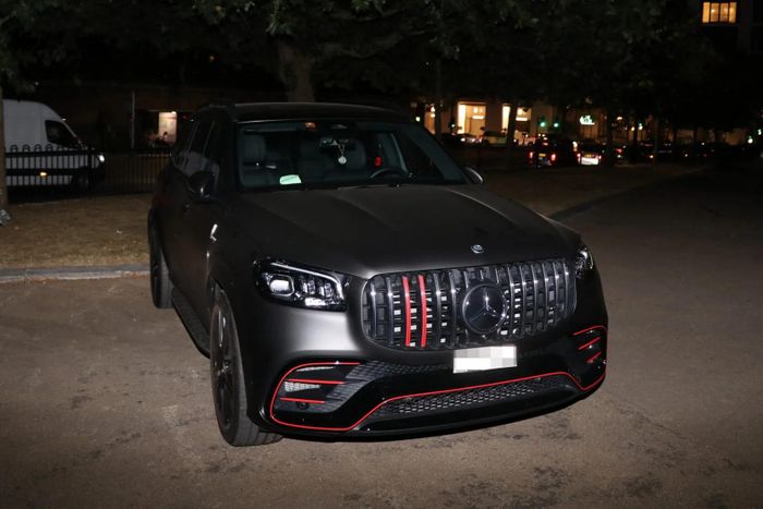  Mercedes-AMG GLS 63 là bản hiệu suất cao của mẫu SUV cỡ lớn Mercedes-Benz GLS. Chiếc xe này còn được nâng cấp thêm gói khí động học từ hãng độ Brabus. 
