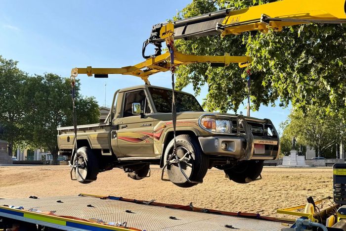  Toyota Land Cruiser 70 Series là một trong những dòng xe lâu đời và vẫn còn sản xuất cho đến ngày nay. Rất có thể chiếc bán tải này đã được vận chuyển từ Trung Đông. 