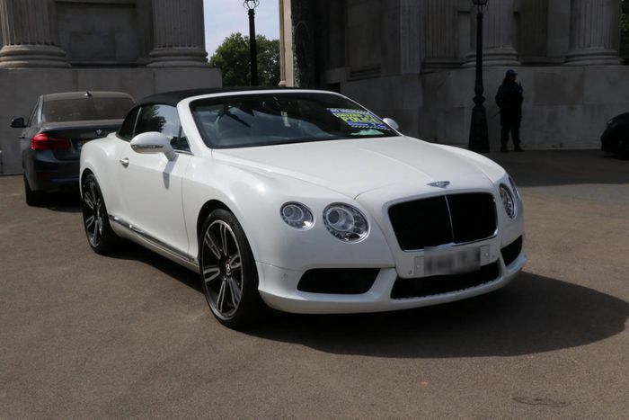  Bentley Continental GTC thế hệ thứ hai được trang bị tùy chọn động cơ V8 twin-turbo 4.0L hoặc động cơ W12 twin-turbo 6.0L. Hiện tại, mức giá bán lại của mẫu xe grand tourer mui trần này chỉ khoảng 73.000 USD. 