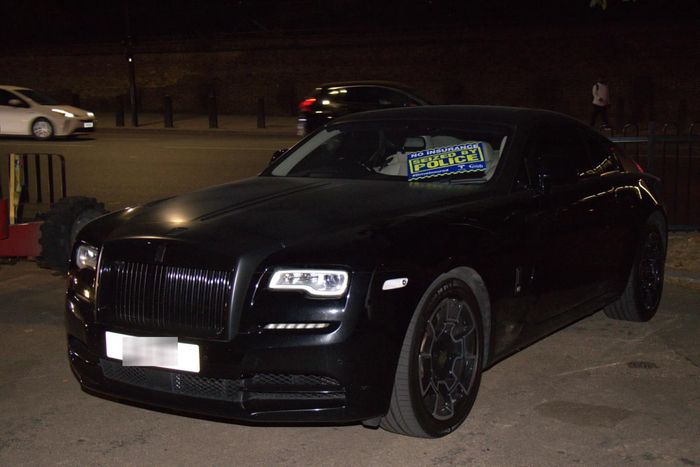  Rolls-Royce Wraith là mẫu coupe siêu sang đến từ Anh Quốc. Xe sử dụng động cơ V12 twin-turbo 6.6L, sản sinh công suất tối đa 632 mã lực. Dòng xe này đã được thay thế bằng mẫu EV Rolls-Royce Spectre, và có giá bán lại khoảng 138.000 USD. 