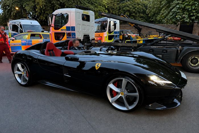  Điều đáng chú ý là tài xế được cho là mới điều khiển chiếc Ferrari Monza SP2 chưa đầy 30 phút nhưng chỉ sở hữu giấy phép lái xe tạm thời (provisional licence) và không có bảo hiểm, khiến phương tiện ngay lập tức bị tịch thu. 