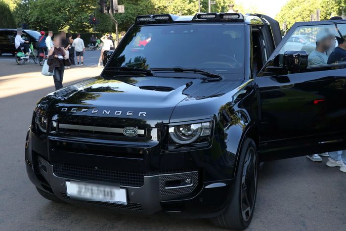  Land Rover Defender là mẫu SUV mang phong cách địa hình, được thiết kế dựa theo dòng Defender trong quá khứ. Xe có giá từ 87.000 USD cho phiên bản Defender 110. 