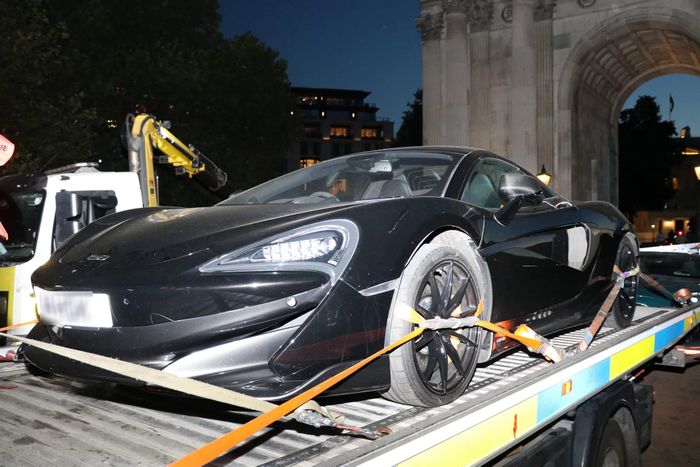  McLaren 600LT là bản nâng cấp của dòng xe thể thao 570S. Xe được bổ sung gói khí động học "đuôi dài" với cánh gió cỡ lớn, nhiều chi tiết bằng sợi carbon và động cơ được nâng công suất lên 600 mã lực và có giá hiện tại khoảng 189.000 USD. 
