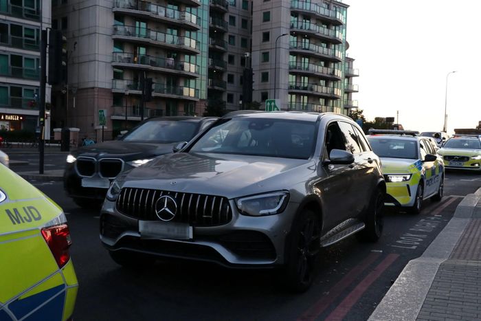  Tương tự BMW X3 M, Mercedes-AMG GLC 63 cũng là một mẫu SUV cỡ nhỏ hiệu năng cao. Hiện tại, xe được rao bán tại các đại lý khoảng 48.000 USD. 