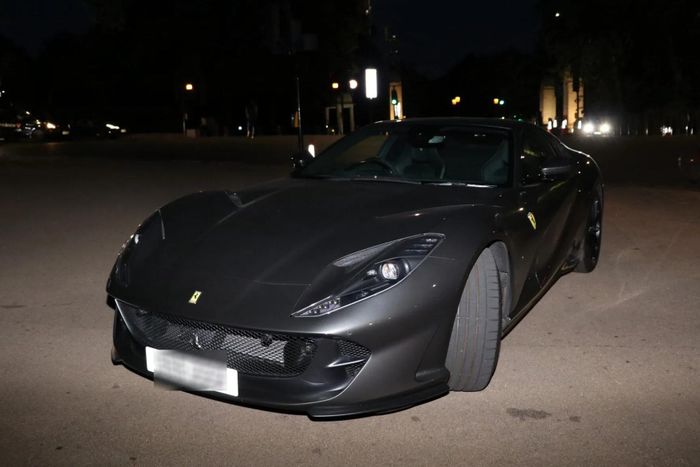  Ferrari 812 Superfast từng là mẫu xe đầu bảng, thay thế cho F12berlinetta. Với động cơ V12 hút khí tự nhiên 6.5L, siêu xe này có công suất tối đa 800 mã lực. Mức giá bán lại của 812 Superfast là hơn 350.000 USD. 
