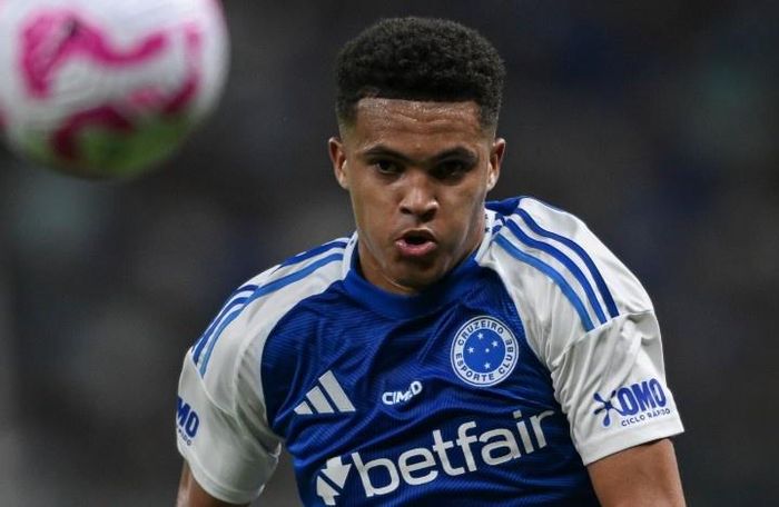  Kaua Prates, hậu vệ trái 18 tuổi người Brazil, gia nhập Dortmund với giá 8 triệu euro từ đội bóng quê nhà Cruzeiro. 