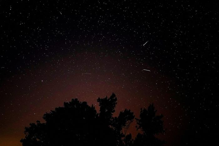 Mưa sao băng Perseids thắp sáng bầu trời đêm, được quan sát tại nhiều nơi trên thế giới vào tháng 8/2024. Ảnh: Reuters.