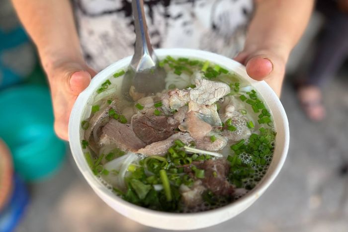 Tô phở lẫn tái chín giá 25.000 đồng ở quán bà Phượng.