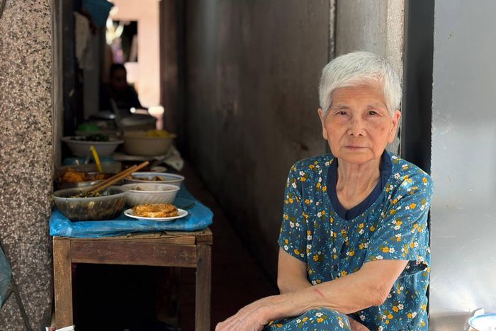 Bà Hương mở hàng cơm nhỏ với các món ăn tự nấu mỗi ngày.