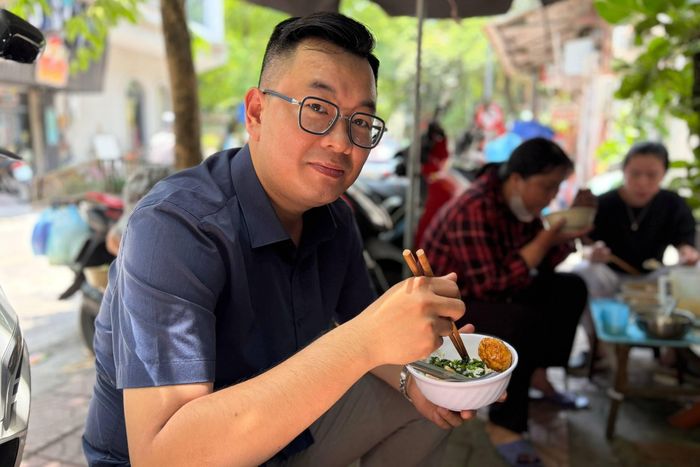 Lần đầu đến thử, anh Hưng ấn tượng với phần cơm đầy đặn, dễ ăn của bà Hương.