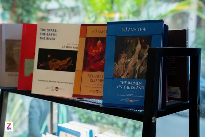 Không chỉ giới thiệu sách ngoại văn, The Bookworm những năm gần đây còn quảng bá văn chương Việt Nam ra bạn bè thế giới bằng các dự án dịch văn học Việt ra tiếng Anh. Ảnh: Trần Hiền.