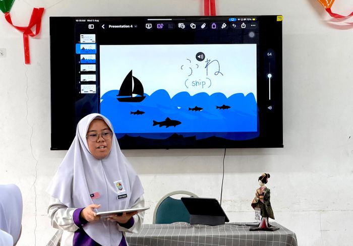 Một học sinh tại SBPI Gombak trình bày bài thuyết trình về từ vựng tiếng Nhật.
