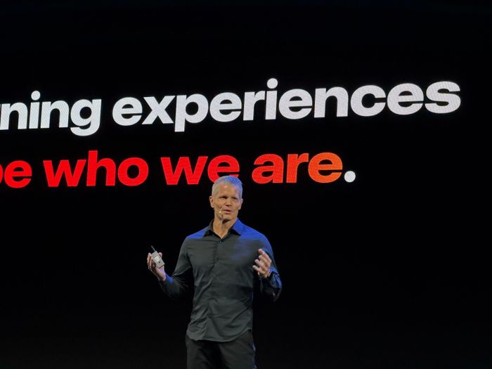 Ông Dominic Liechti, Giám đốc cấp cao về marketing sản phẩm giáo dục chia sẻ trong sự kiện của Apple.
