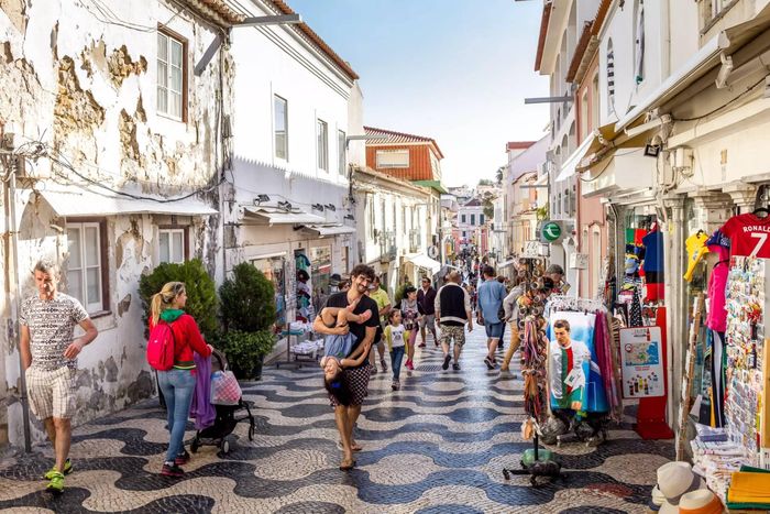  Cascais không chỉ có những bãi biển. Từ khu trung tâm, du khách có thể đi dọc bờ biển tới Boca do Inferno, địa danh có tên mang nghĩa “Miệng địa ngục”. Đây là khu vực vách đá nơi sóng Đại Tây Dương liên tục va vào các khối đá và hang tự nhiên. Trong khi đó, khu phố cổ gây ấn tượng với những con đường lát đá đặc trưng của Bồ Đào Nha, các quảng trường, công trình từng gắn với hoàng gia cùng hệ thống bảo tàng, phòng trưng bày. Sự kết hợp này tạo nên diện mạo vừa cổ kính vừa sang trọng cho Cascais. Ảnh: Giancarlo Liguori/Shutterstock. 