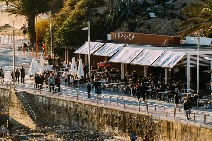  Biển là một trong những yếu tố làm nên sức hút của Cascais. Theo Lonely Planet, khu vực này có hơn 20 bãi biển, từ những bãi nằm ngay trung tâm đến những khu vực có bờ đá, cồn cát và cảnh quan tự nhiên. Praia da Conceição chỉ cách ga tàu vài phút đi bộ, trong khi Praia do Guincho cách trung tâm khoảng 6 km, nổi tiếng với gió mạnh và sóng lớn. Bãi biển này cũng là điểm đến của những người yêu thích lướt sóng và lướt ván buồm. Trong ảnh là lối đi dạo bên bờ biển tại Praia da Poça, Estoril. Ảnh: Alexandre Rotenberg/Shutterstock. 