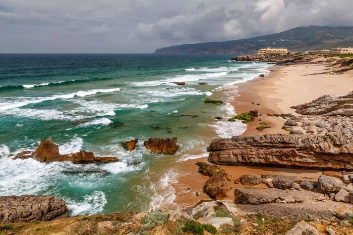  Ngày nay, Cascais vẫn giữ lại dấu vết của một thị trấn biển lâu đời, nhưng được bao quanh bởi những biệt thự ven biển, khách sạn cao cấp, nhà hàng, bảo tàng, phòng trưng bày nghệ thuật và các khu nghỉ dưỡng. Vị trí gần Lisbon cũng là lợi thế lớn của địa phương này. Du khách có thể di chuyển từ thủ đô đến Cascais bằng tuyến đường sắt chạy dọc bờ biển trong khoảng 45 phút. Với cảnh quan Đại Tây Dương cùng hệ thống dịch vụ cao cấp, Cascais trở thành điểm đến quen thuộc của du khách và giới giàu có. Hình ảnh chụp tại bãi biển Praia do Guincho. Ảnh: Andrey Omelyanchuk/500px. 