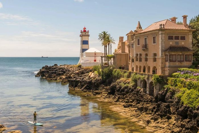  Trong số những khu nghỉ dưỡng cao cấp ở Cascais, Quinta da Marinha là một cái tên nổi bật bên bờ Đại Tây Dương. Khu vực này nằm gần bãi biển Guincho, có các biệt thự cao cấp, sân golf, khách sạn 5 sao, trung tâm cưỡi ngựa. Đây cũng là nơi Ronaldo và Georgina Rodríguez lựa chọn để xây dựng căn nhà của gia đình tại Bồ Đào Nha, theo Architectural Digest. Hình ảnh một dinh thự lớn nằm bên bờ Đại Tây Dương. Ảnh: Julia Solonina/Unsplash. 