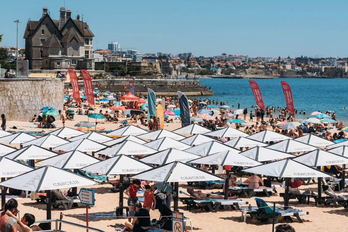  Nằm bên bờ Đại Tây Dương, Cascais từng là một thị trấn và cảng đánh cá trước khi trở thành điểm nghỉ dưỡng được giới thượng lưu ưa chuộng. Theo Lonely Planet, bước ngoặt đến vào thế kỷ 19, khi Vua Luís I chọn nơi đây làm điểm nghỉ dưỡng và tắm biển vào năm 1870. Sự xuất hiện của hoàng gia kéo theo giới quý tộc tìm đến, biến Cascais từ một làng chài thành khu nghỉ dưỡng ven biển sang trọng. Hình ảnh bãi biển Praia da Conceição, Cascais. Ảnh: Alexandre Rotenberg/Shutterstock. 
