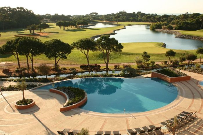  Sự riêng tư là một trong những đặc điểm khiến Quinta da Marinha phù hợp với những gia đình tìm kiếm không gian sống biệt lập. Khu vực này kết hợp các biệt thự lớn, cảnh quan tự nhiên, sân golf và những tiện ích nghỉ dưỡng cao cấp, trong khi vẫn nằm không quá xa Lisbon. Sân golf Quinta da Marinha, một trong những điểm nhấn của khu nghỉ dưỡng cao cấp ở Cascais, Bồ Đào Nha. Ảnh: Time Out. 