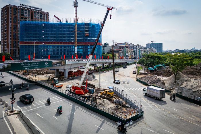  Đơn vị thi công đã đóng cọc thử để kiểm tra điều kiện địa chất và phương án xử lý nền phục vụ các hạng mục hạ tầng, trong đó có hệ thống chống ngập. Sau khi hoàn tất quá trình thử nghiệm, cọc thử được rút lên để thay thế bằng hệ thống cọc theo thiết kế. Công tác này được triển khai từng đoạn, song song việc đào đất và thi công hạng mục ngầm của hầm chui. 