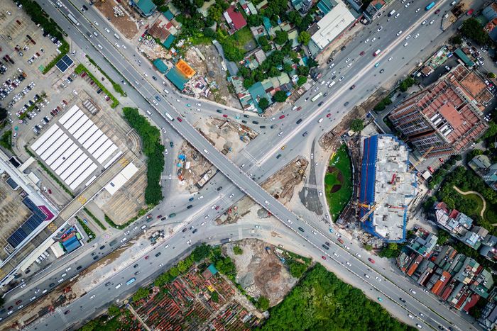  Theo quy hoạch, hầm chui có tổng chiều dài khoảng 600 m, gồm 100 m hầm kín, 260 m hầm hở và 240 m tường chắn, gờ chắn bánh. Công trình vuốt nối với đường Đàm Quang Trung và đường dẫn đầu cầu Vĩnh Tuy. Hầm có mặt cắt ngang rộng 27,1 m, bố trí 6 làn xe, mỗi bên 3 làn, rộng 10,5 m. 