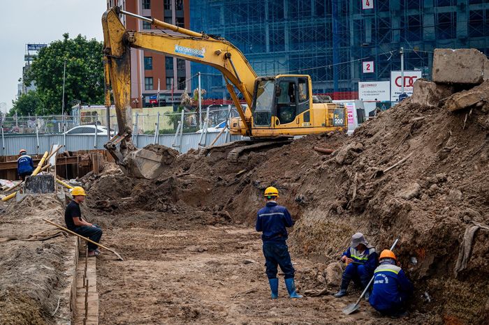  Tại công trường, máy móc đang được huy động để đào đất, triển khai các hạng mục hạ tầng ngầm phục vụ dự án. Khu vực trung tâm nút giao đang được đào mở để thi công hệ thống thoát nước, chống ngập. 