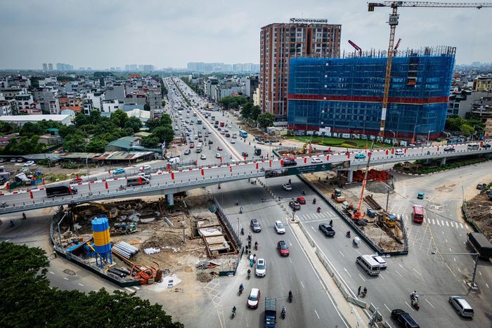  Bên cạnh việc xây dựng hầm chui, dự án triển khai đồng bộ các hạng mục cải tạo, hoàn thiện khu vực nút giao. Theo đó, đơn vị thi công sẽ xén hè, điều chỉnh dải phân cách giữa và mở rộng các làn đường hai bên, nhằm tối đa hóa diện tích mặt đường. Hệ thống hạ tầng kỹ thuật, cây xanh, đèn tín hiệu, sơn kẻ đường và tổ chức giao thông cũng được hoàn thiện đồng bộ, góp phần bảo đảm an toàn và mỹ quan đô thị. 