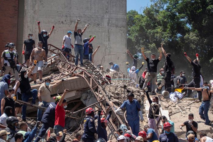 Đống đổ nát sau trận động đất tại thành phố Cali, Colombia. Ảnh: Reuters.