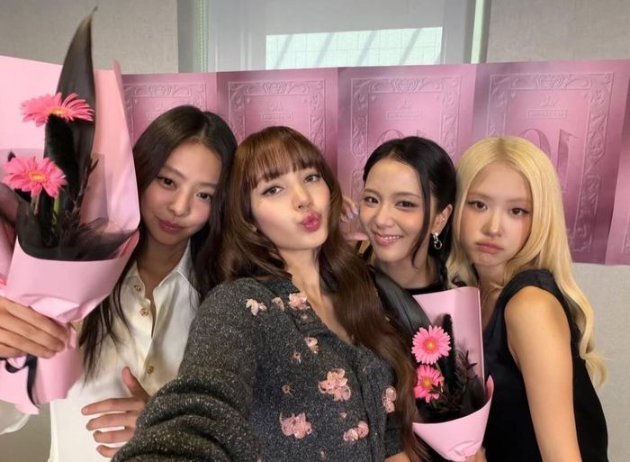  4 thành viên BlackPink trong hoạt động kỷ niệm 10 năm ra mắt. Ảnh: Fastpapermag. 