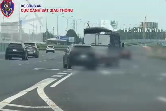  Ôtô con màu đen vào cao tốc sai quy định. Ôtô tải ra cao tốc đúng quy định. Ảnh cắt từ clip. 