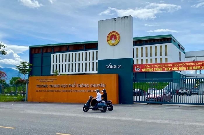  Trường THPT chuyên Tuyên Quang, nơi sẽ tổ chức thi lại tốt nghiệp cho 328 thí sinh. Ảnh: Ngọc Bích.